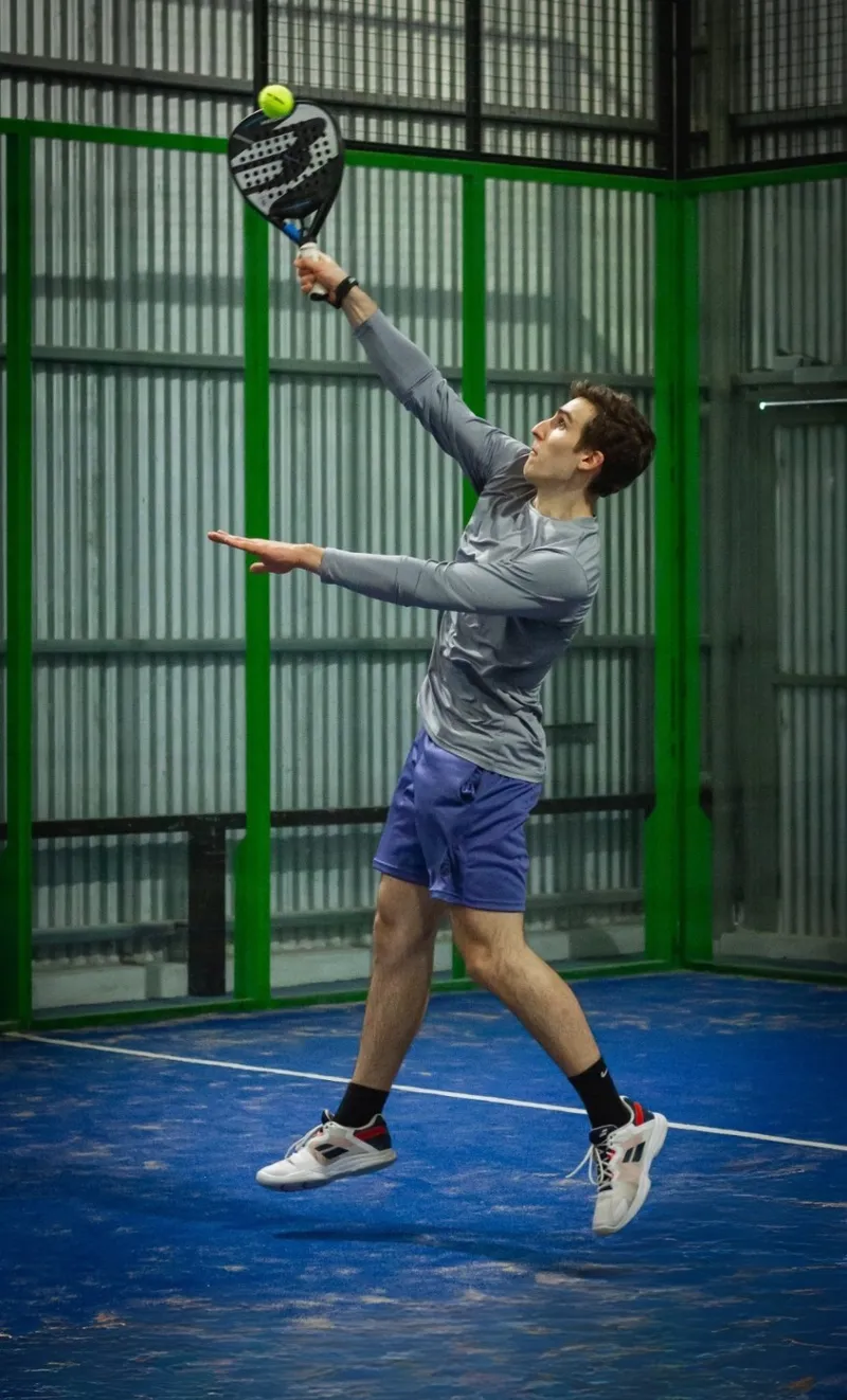 Iván jugando al pádel con máxima energía